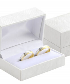 Fehér ekobőr/műbőr doboz fehér belsővel, jegygyűrűk, gyűrűk számára 73x48x38 mm