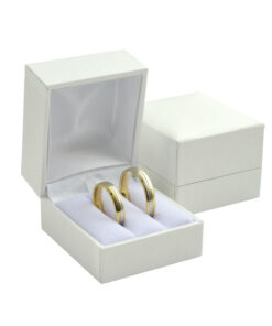 Fehér ekobőr/műbőr doboz fehér belsővel, jegygyűrűk, gyűrűk számára 45x52x35 mm
